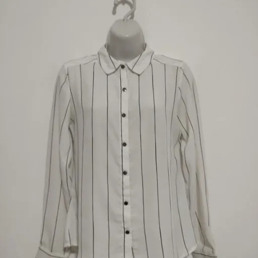 Camisa Listrada Branca e Preta - Tam. P