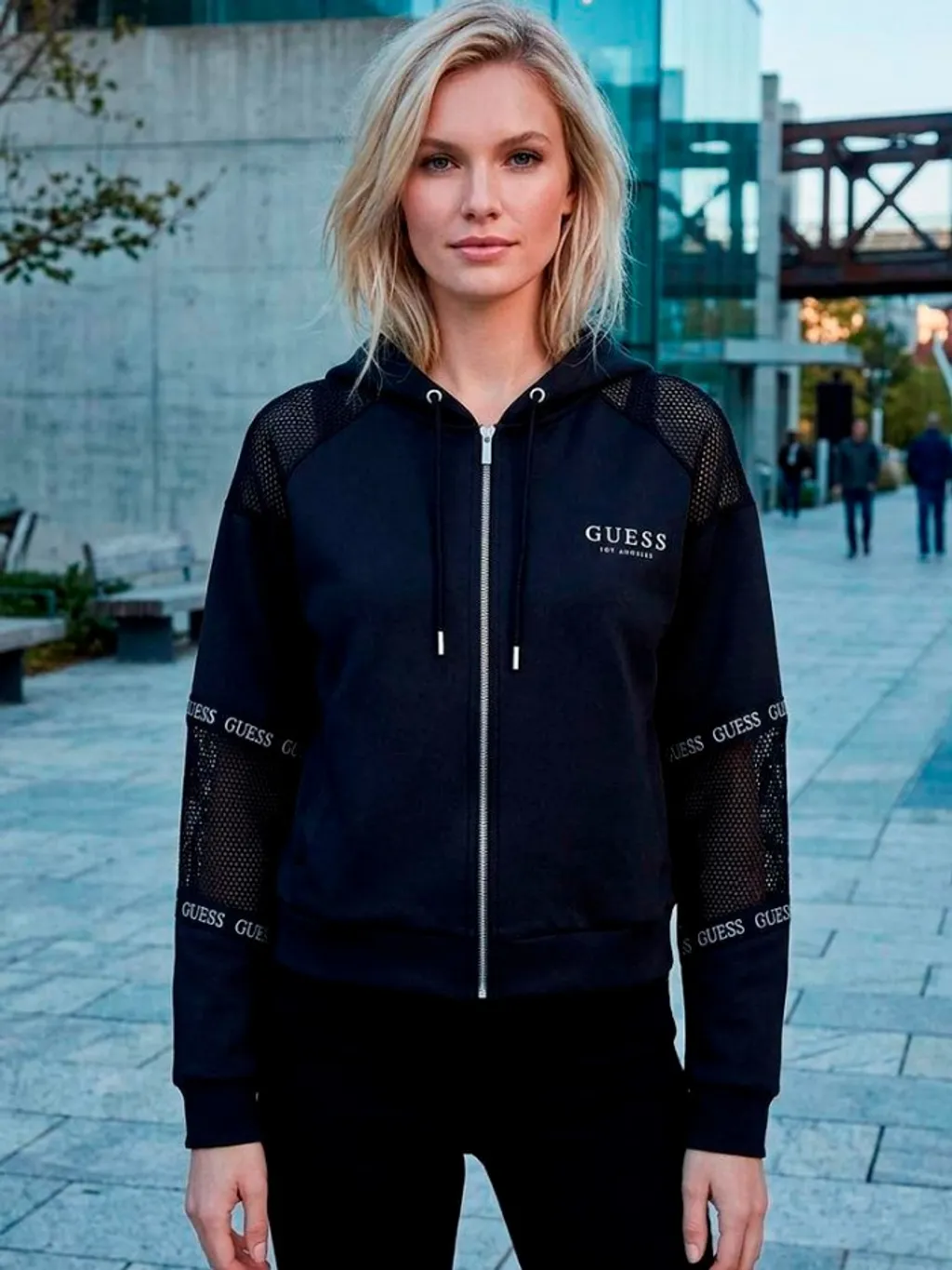 Jaqueta Preta com Capuz Semi Nova - Tam. P