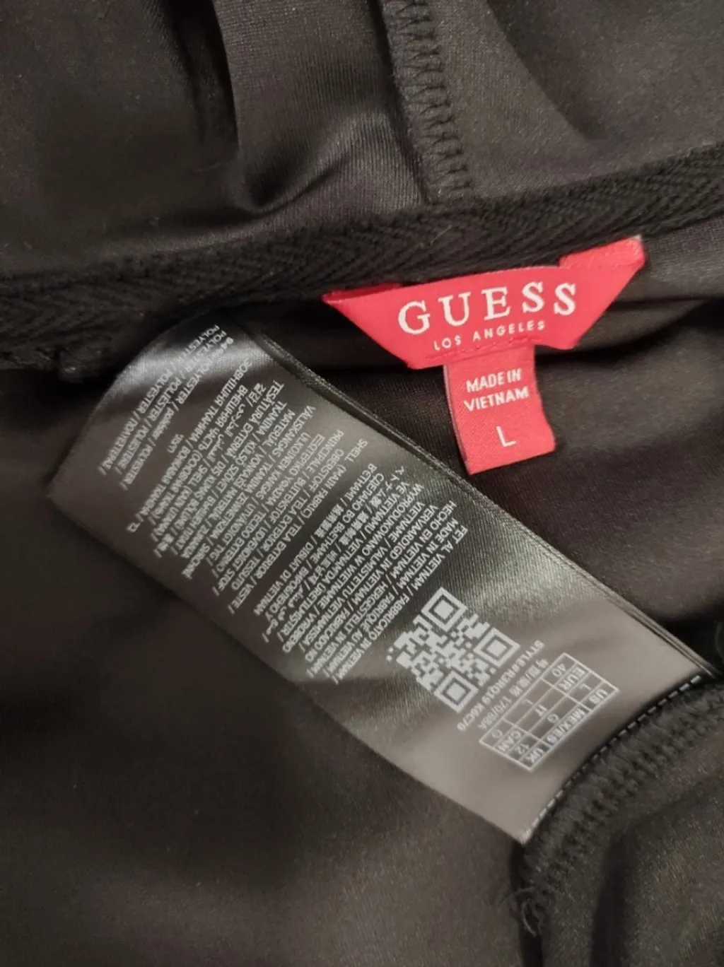 Jaqueta Preta com Capuz Semi Nova - Tam. P