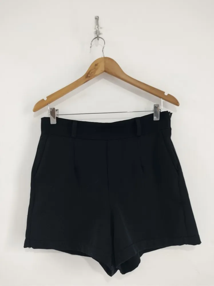 Shorts Preto de Alfaiataria - Tam. M