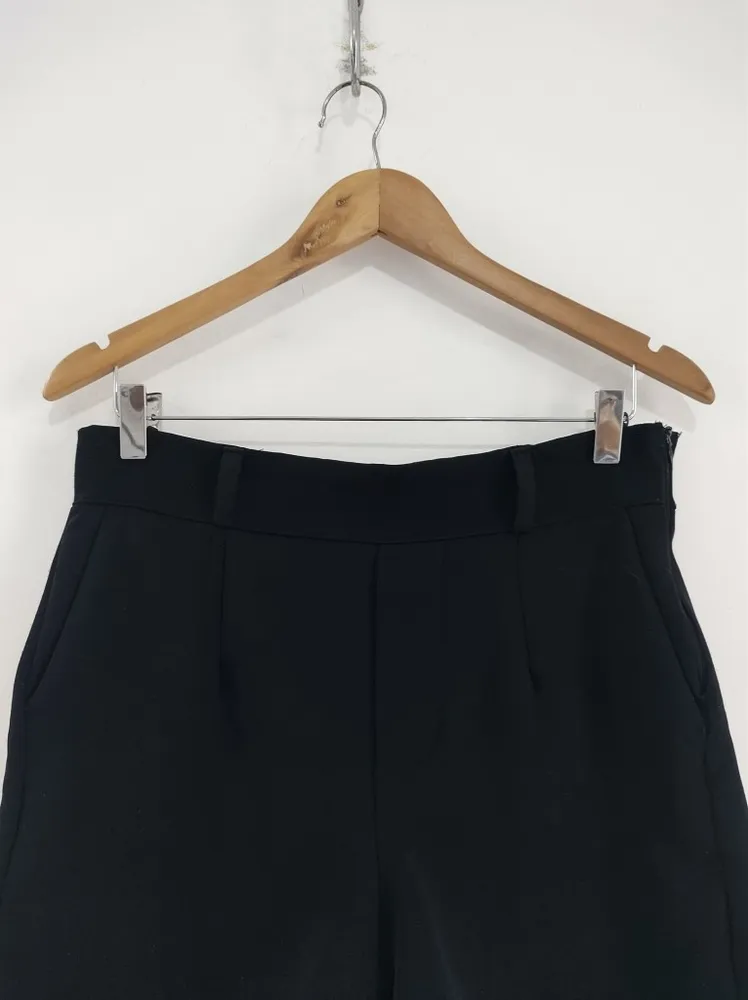 Shorts Preto de Alfaiataria - Tam. M