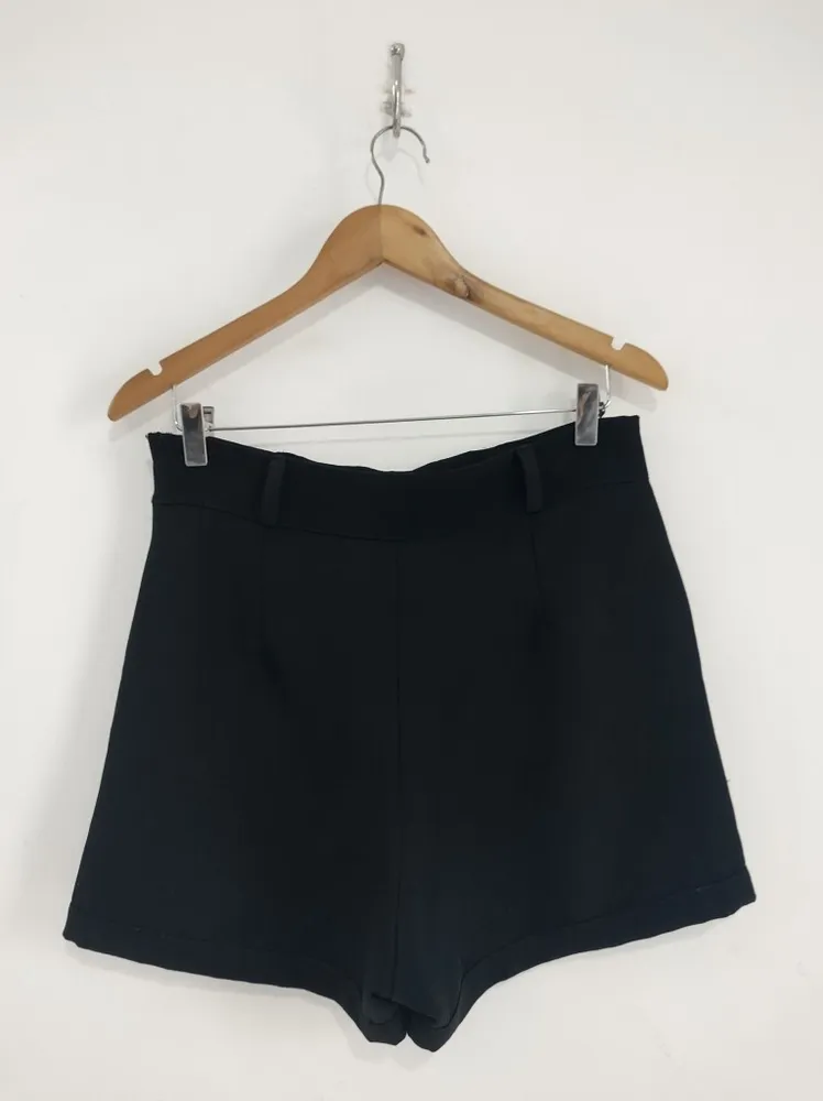 Shorts Preto de Alfaiataria - Tam. M