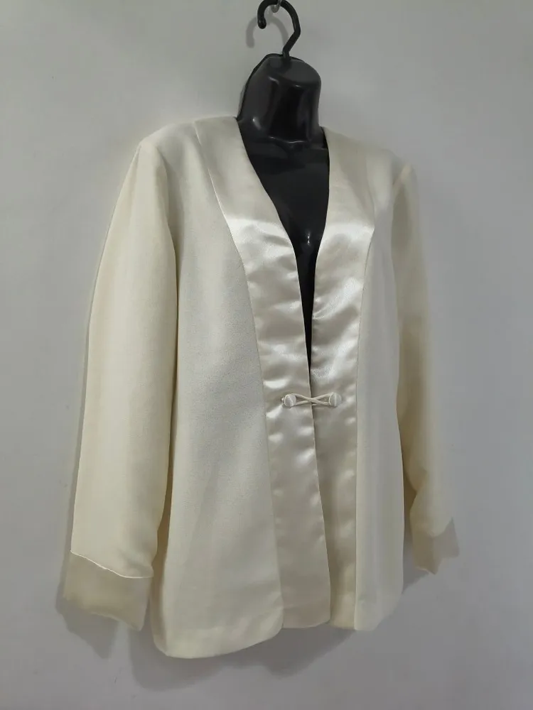 Blazer Feminino Creme com Acabamento Acetinado - Tam. G