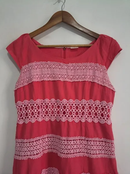 Vestido de Algodão Midi Coral com Renda Guipir - Tam. G