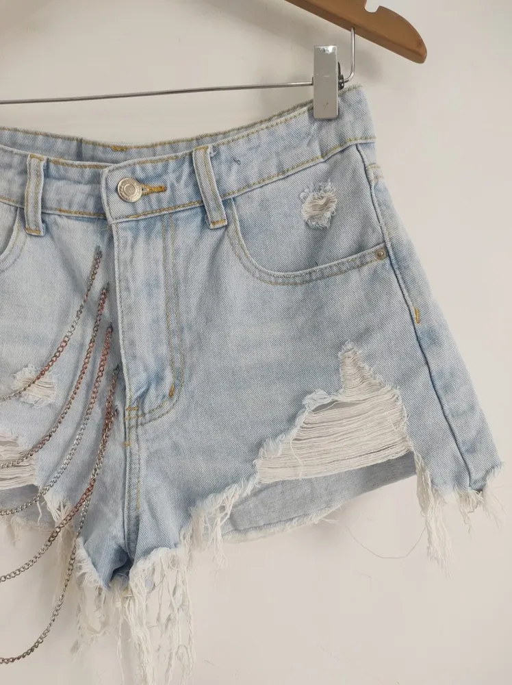 Shorts Jeans Feminino Destroyed e Corrente SHEIN - Tam. 36