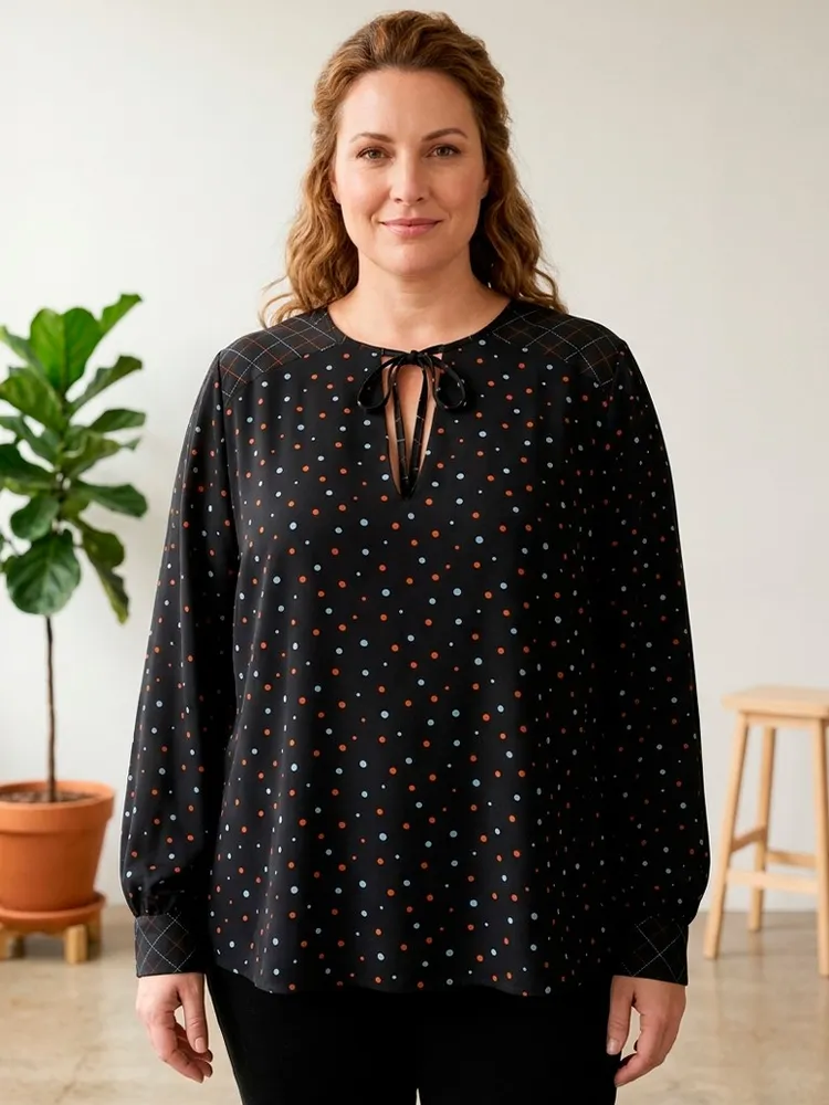 Blusa Feminina Preta com Estampa de Poá - Tam. G