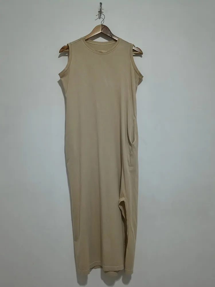 Vestido Longo Bege com Bolsos e Fenda - Tam. M