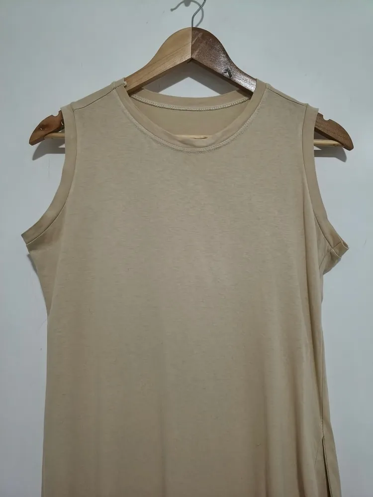 Vestido Longo Bege com Bolsos e Fenda - Tam. M