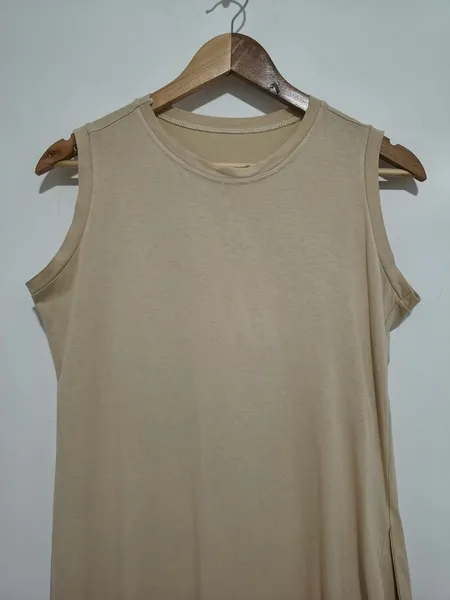 Vestido Longo Bege com Bolsos e Fenda - Tam. M
