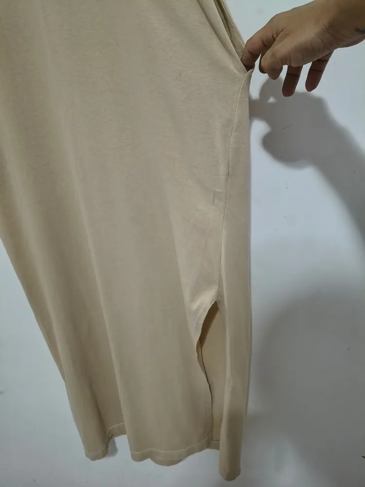 Vestido Longo Bege com Bolsos e Fenda - Tam. M