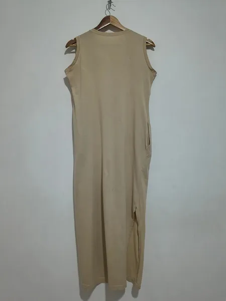 Vestido Longo Bege com Bolsos e Fenda - Tam. M