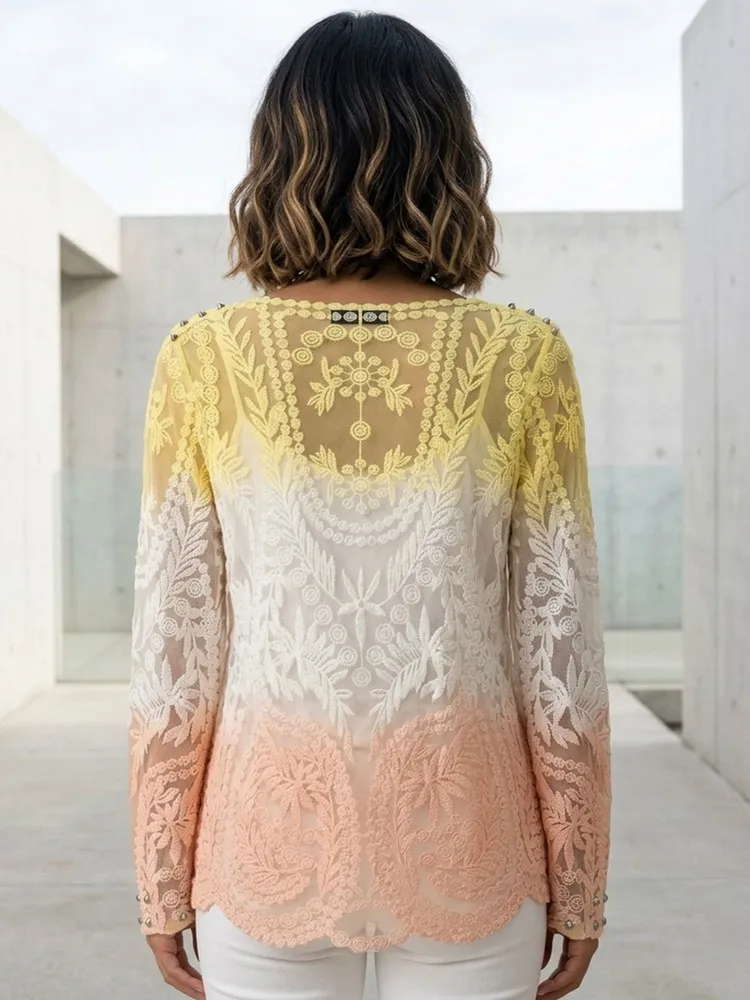 Blusa Bata de  Renda Degradê Boho Chic com Spikes - Tam. M