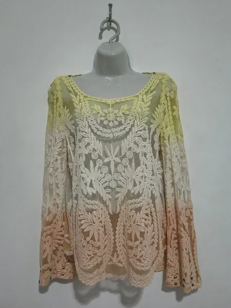 Blusa Bata de  Renda Degradê Boho Chic com Spikes - Tam. M