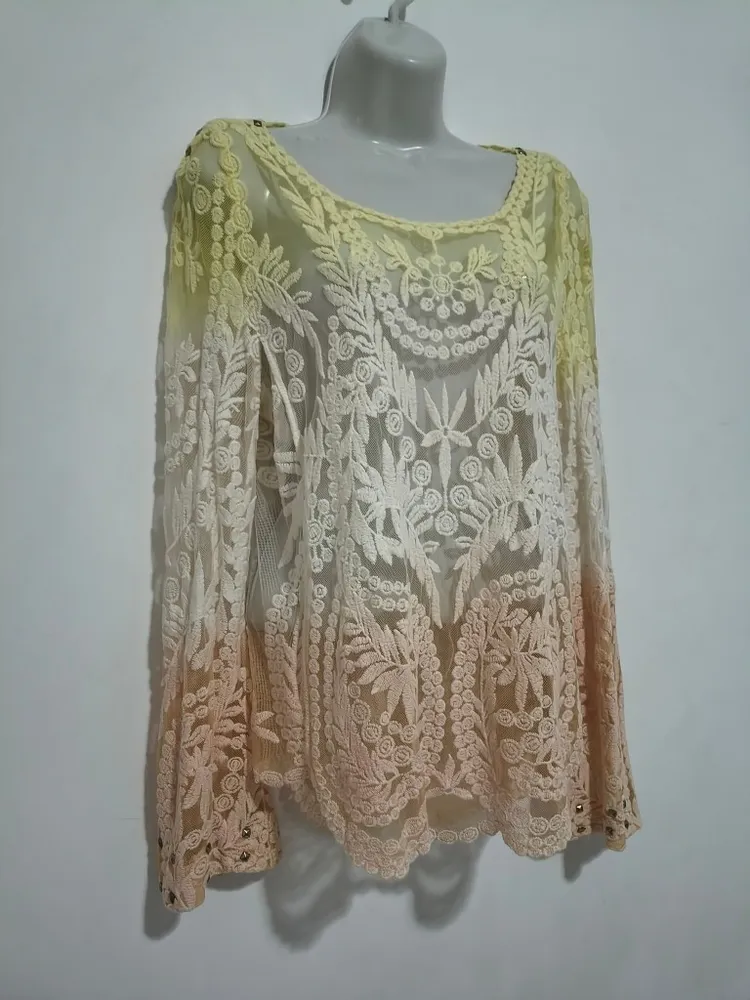 Blusa Bata de  Renda Degradê Boho Chic com Spikes - Tam. M