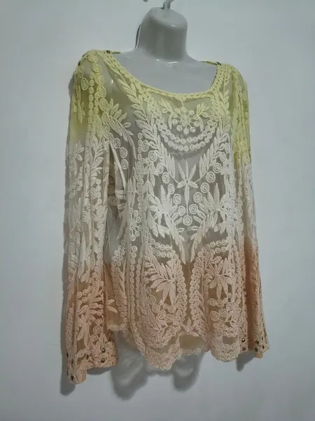 Blusa Bata de  Renda Degradê Boho Chic com Spikes - Tam. M