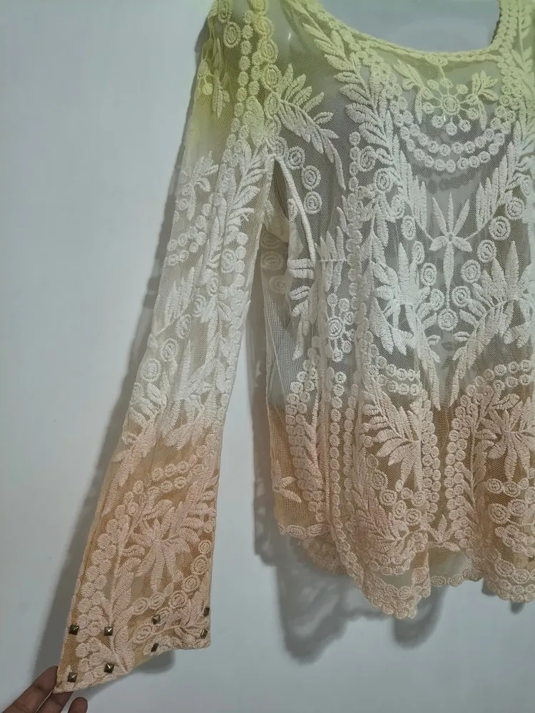 Blusa Bata de  Renda Degradê Boho Chic com Spikes - Tam. M