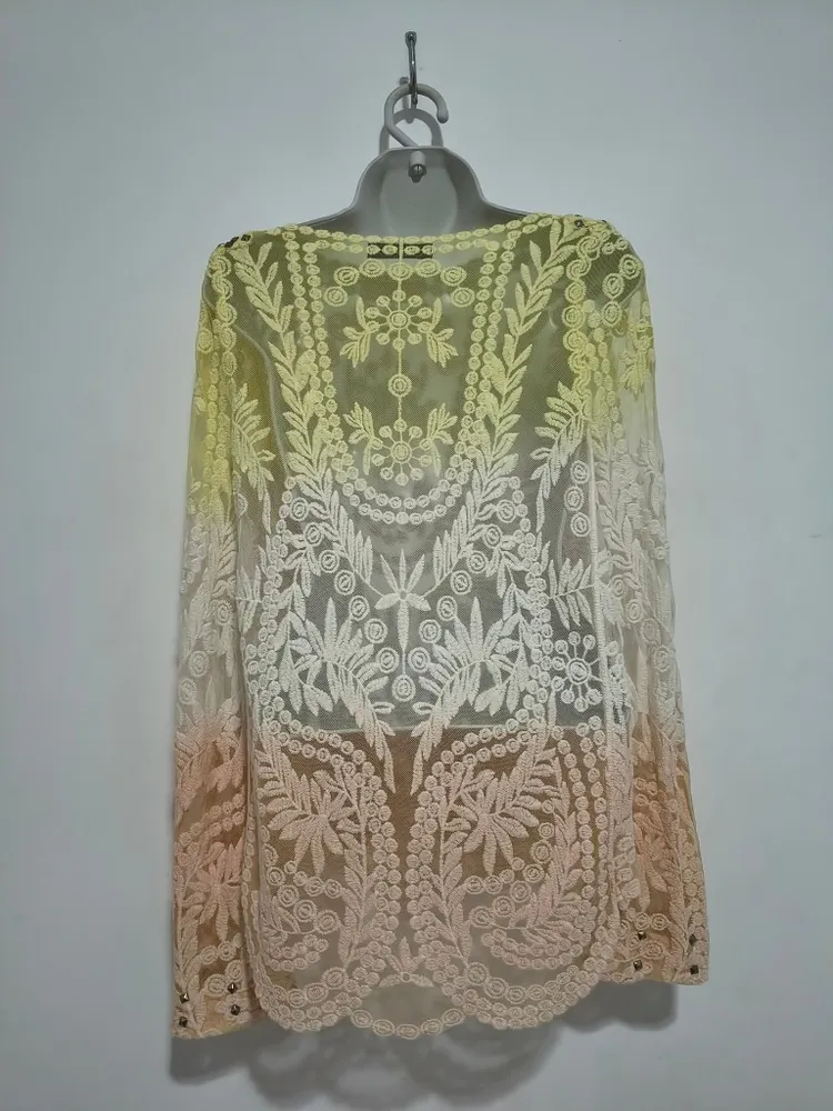 Blusa Bata de  Renda Degradê Boho Chic com Spikes - Tam. M