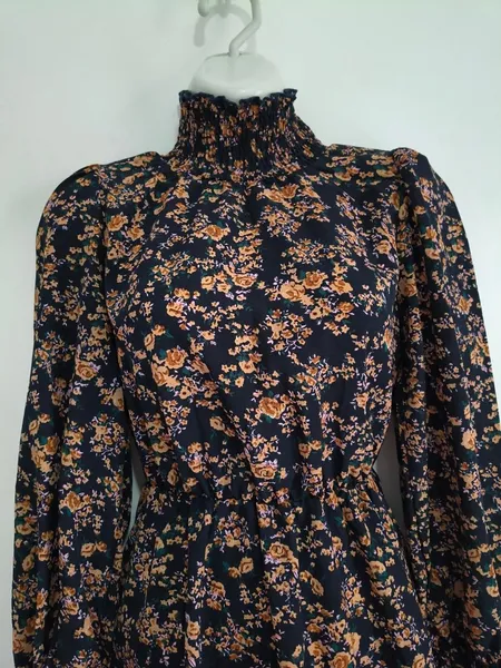 Vestido Azul Marinho Florido com Gola Alta SHEIN - Tam. P