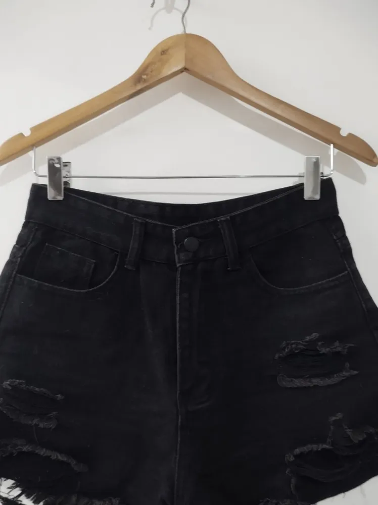 Short Jeans Preto com Destroyed da  Urbanic - Tam. 36