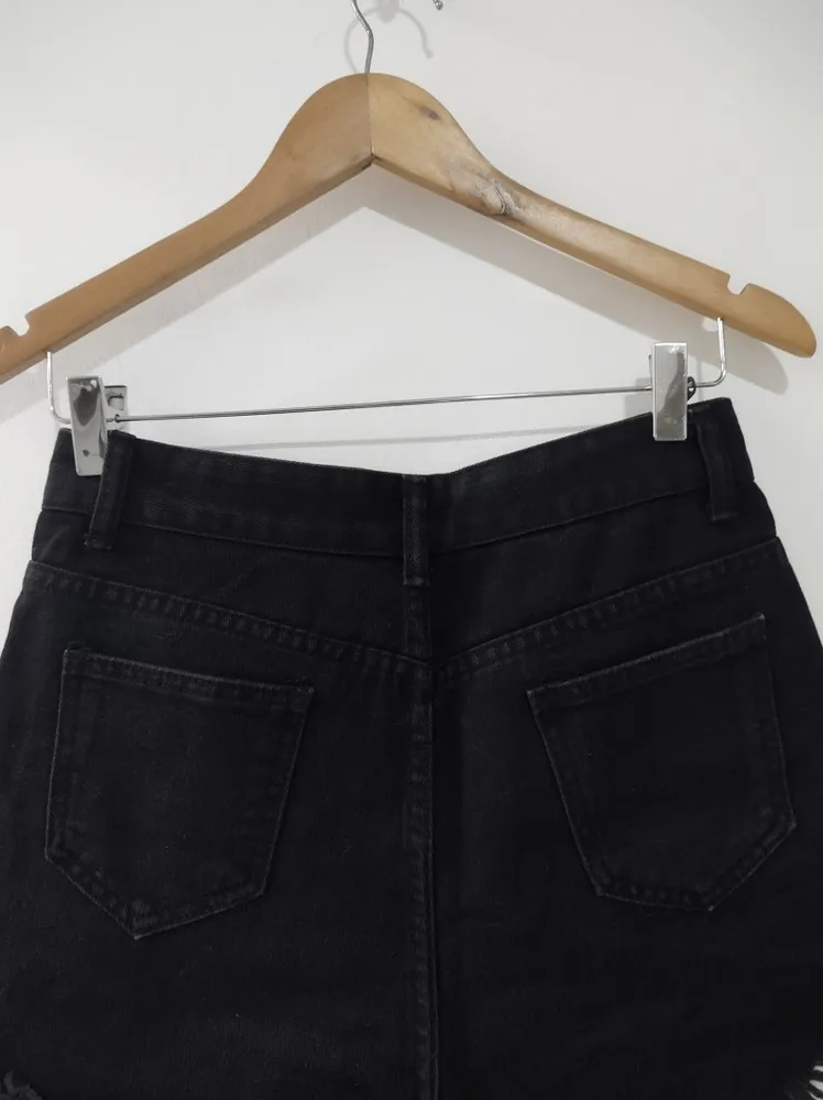 Short Jeans Preto com Destroyed da  Urbanic - Tam. 36
