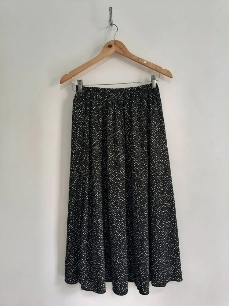 Saia Midi Preta e Branca com Estampa de Poá - Tam. P e M