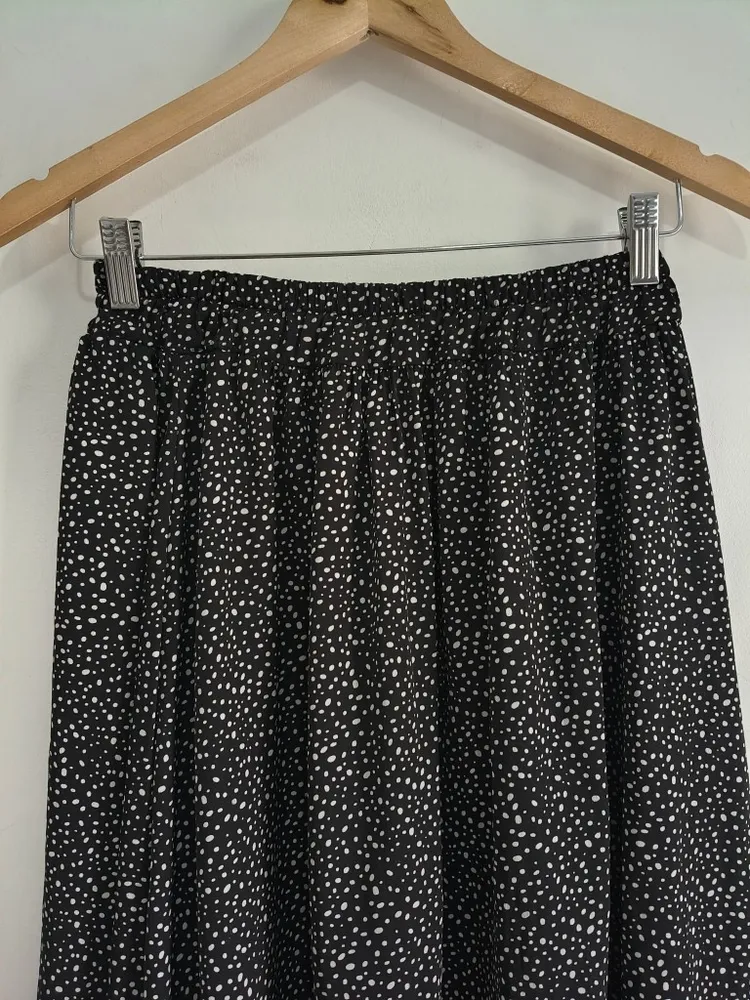 Saia Midi Preta e Branca com Estampa de Poá - Tam. P e M