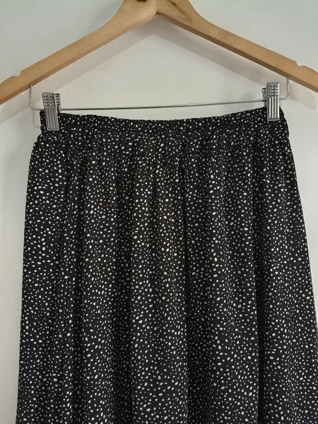 Saia Midi Preta e Branca com Estampa de Poá - Tam. P e M
