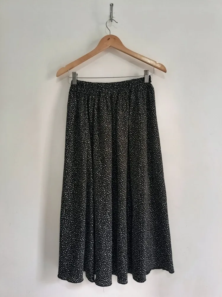 Saia Midi Preta e Branca com Estampa de Poá - Tam. P e M