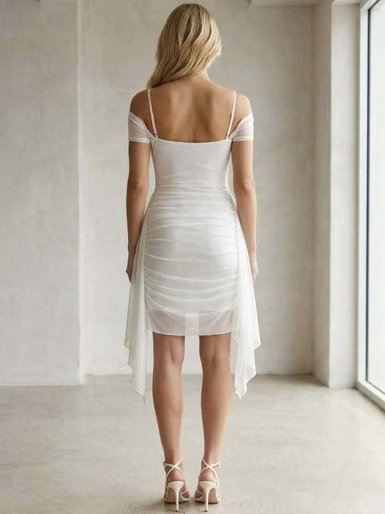 Vestido Branco Curto Com Drapeado e Ombro Caído - Tam. M