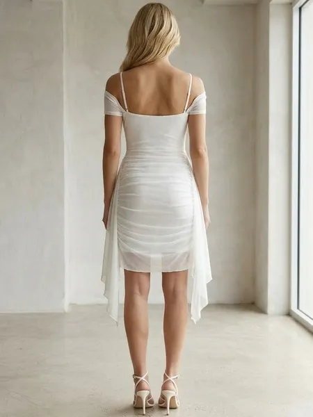 Vestido Branco Curto Com Drapeado e Ombro Caído - Tam. M