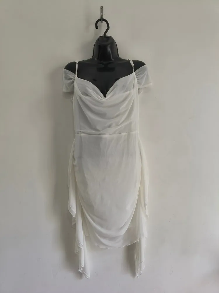 Vestido Branco Curto Com Drapeado e Ombro Caído - Tam. M