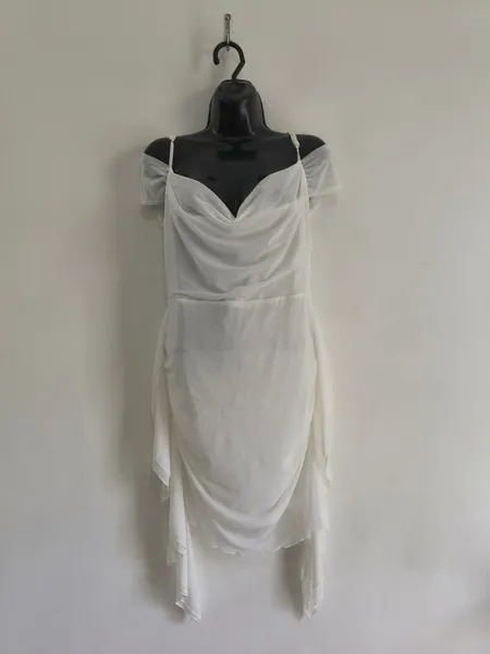Vestido Branco Curto Com Drapeado e Ombro Caído - Tam. M