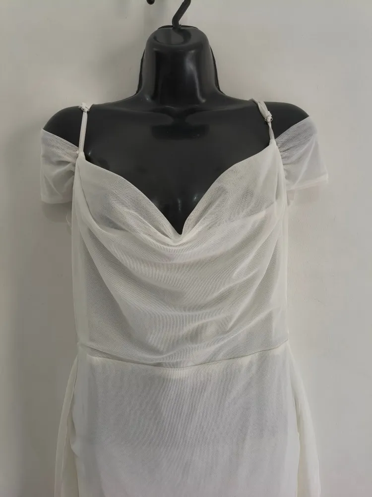 Vestido Branco Curto Com Drapeado e Ombro Caído - Tam. M