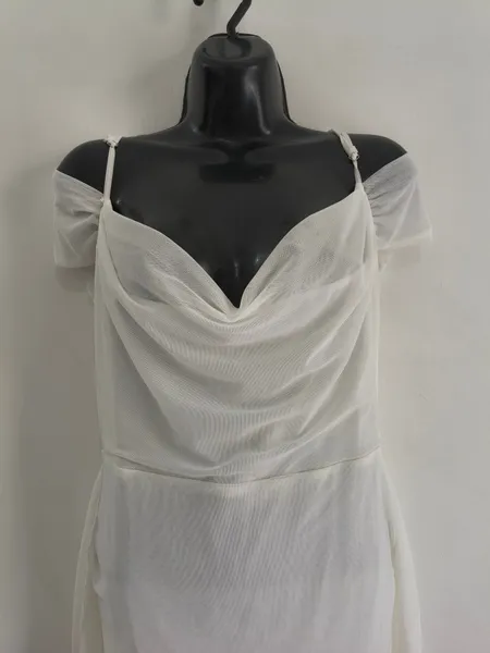 Vestido Branco Curto Com Drapeado e Ombro Caído - Tam. M