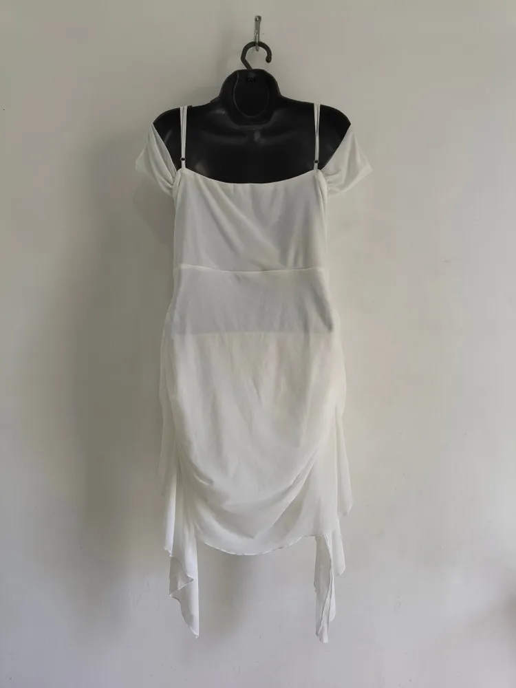 Vestido Branco Curto Com Drapeado e Ombro Caído - Tam. M
