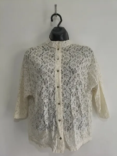 Camisa Femina de Renda Com Manga 3/4 da Yessica - Tam. P