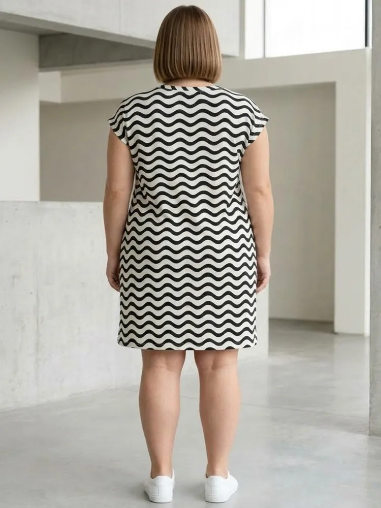 Vestido Leve Com Bolso Branco e Preto - Tam. GG