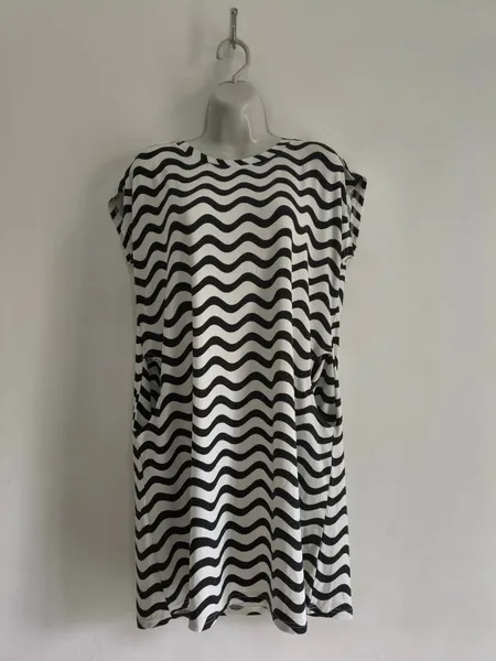 Vestido Leve Com Bolso Branco e Preto - Tam. GG