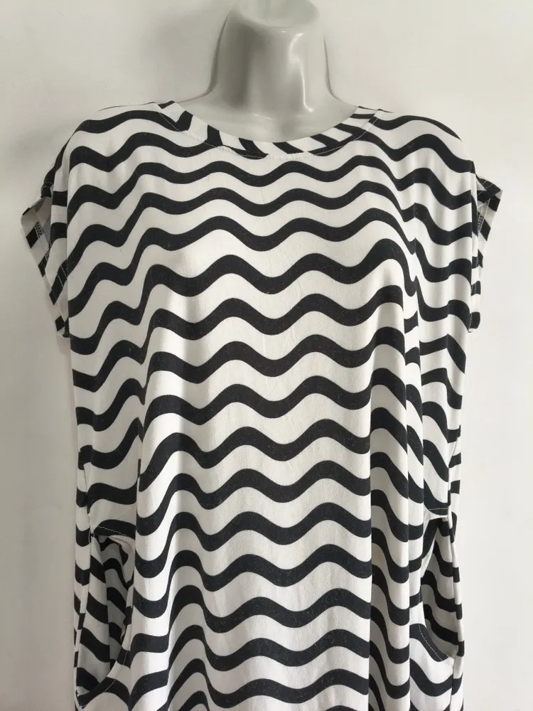 Vestido Leve Com Bolso Branco e Preto - Tam. GG