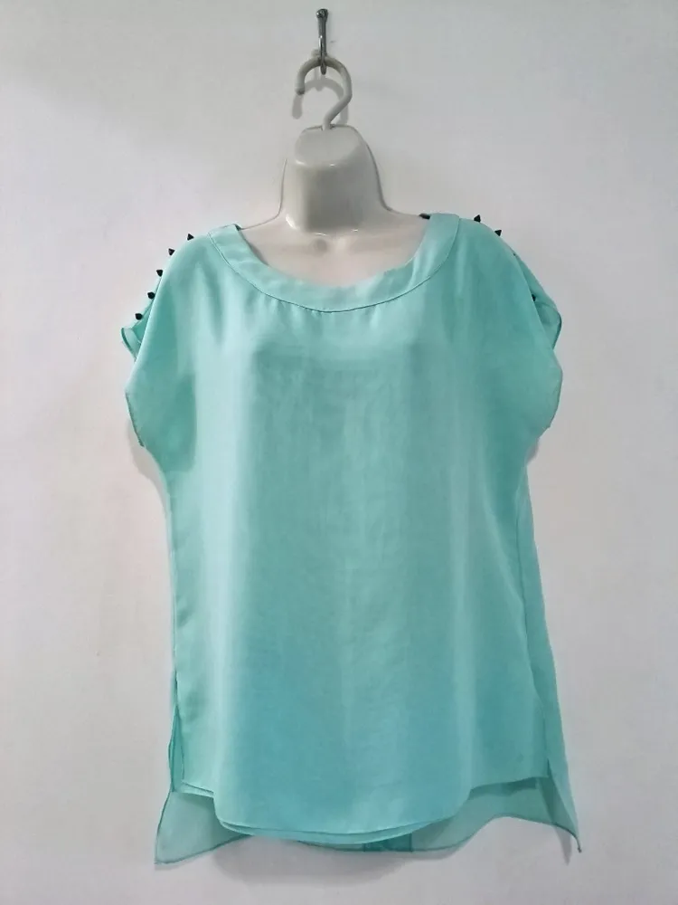 Blusa Feminina Azul Com Spikes e Recorte nas Costas - Tam. G