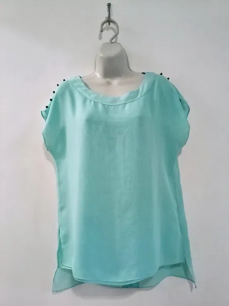 Blusa Feminina Azul Com Spikes e Recorte nas Costas - Tam. G