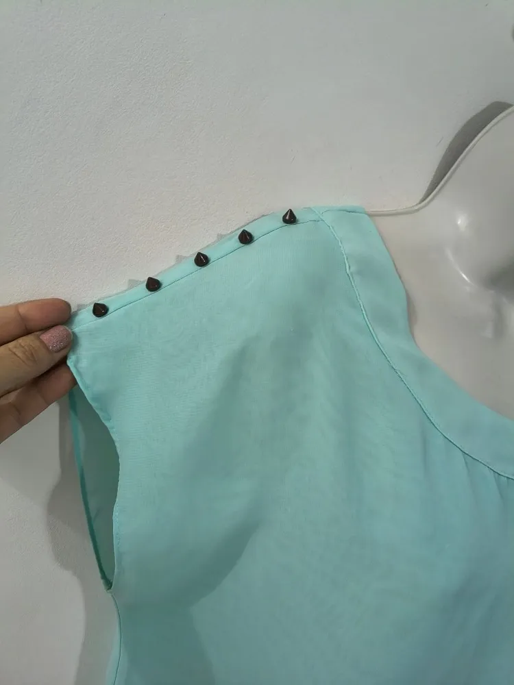 Blusa Feminina Azul Com Spikes e Recorte nas Costas - Tam. G