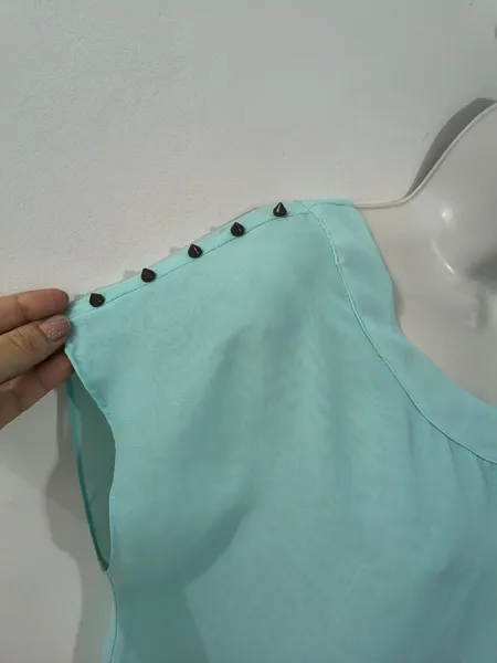 Blusa Feminina Azul Com Spikes e Recorte nas Costas - Tam. G