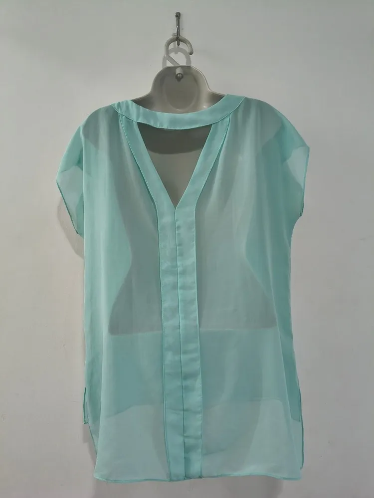 Blusa Feminina Azul Com Spikes e Recorte nas Costas - Tam. G