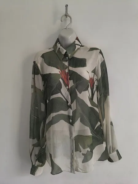 Camisa Feminina Com Estampa Botânica da CARMIM - Tam. M