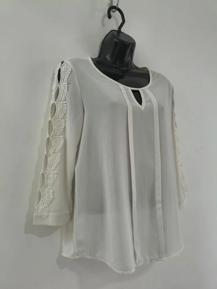 Blusa Branca Feminina Vazada na Manga - Tam. M