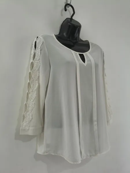 Blusa Branca Feminina Vazada na Manga - Tam. M