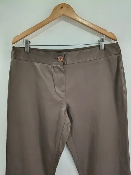 Calça Feminina Bege de Alfaiataria Acetinada - Tam. 46