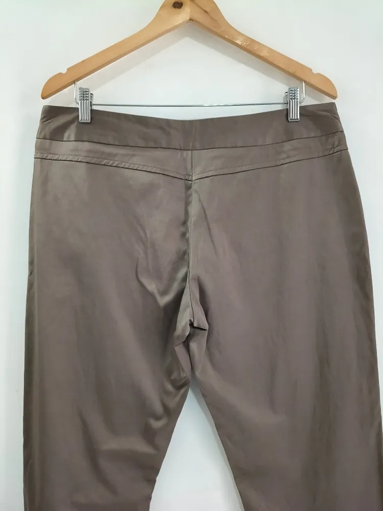 Calça Feminina Bege de Alfaiataria Acetinada - Tam. 46
