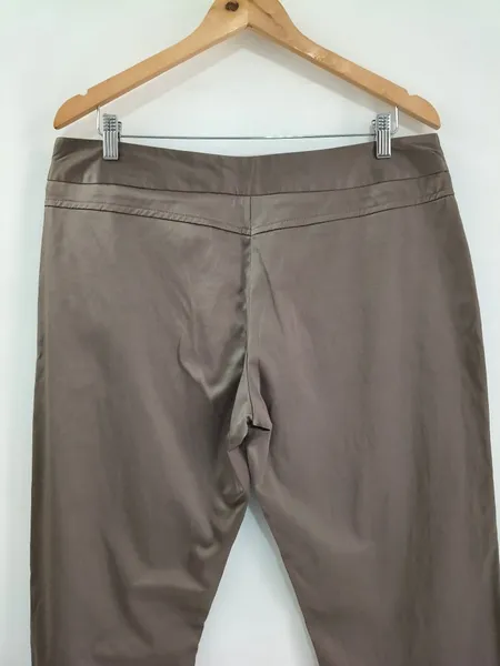 Calça Feminina Bege de Alfaiataria Acetinada - Tam. 46